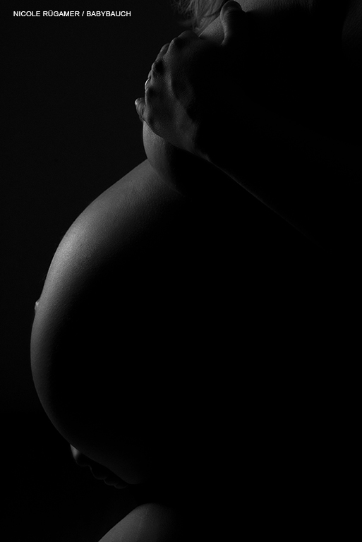 Akt mit Babybauch, Fotostudiofotografie durch eine erfahrene Fotografin