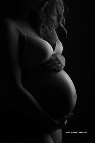 Boudoir Dessous Bild von einer schwangeren Frau