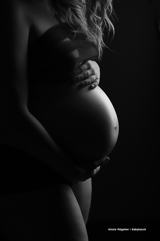 Schwangerschafts Boudoir Fotoshooting, Fokus auf dem Bauch  