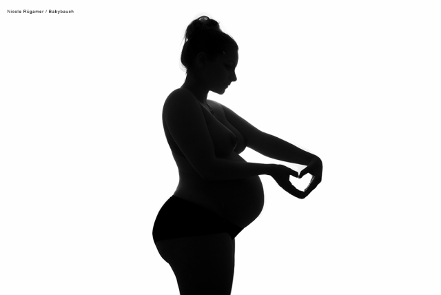 Schwangere Frau fotografiert als Schattenbild